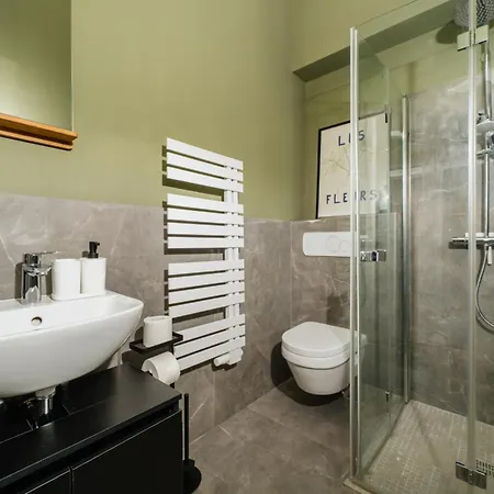 Homely - Historic Building, 3 Bedrooms, Mauerpark, Family & Business ברלין