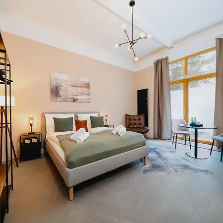 Homely - Historic Building, 3 Bedrooms, Mauerpark, Family & Business דירה