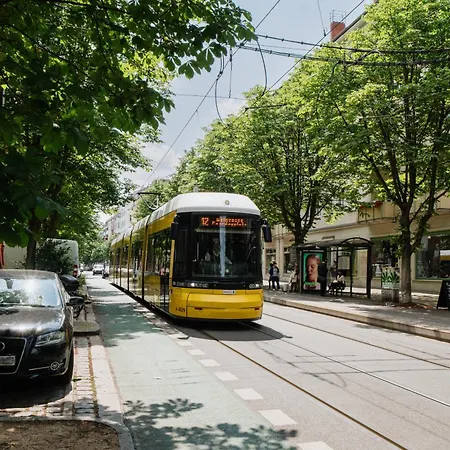 Homely - Historic Building, 3 Bedrooms, Mauerpark, Family & Business דירה ברלין