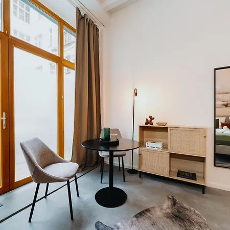 Homely - Historic Building, 3 Bedrooms, Mauerpark, Family & Business דירה