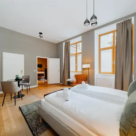 Homely - Historic Building, 3 Bedrooms, Mauerpark, Family & Business *