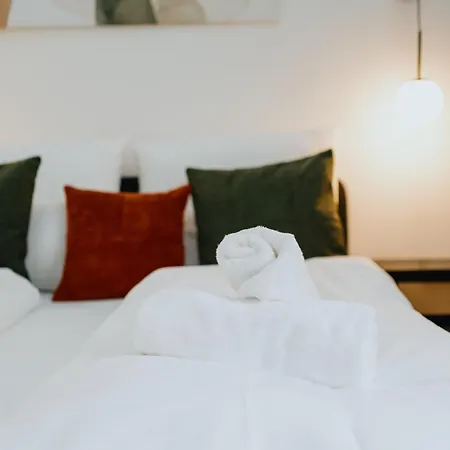 Homely - Historic Building, 3 Bedrooms, Mauerpark, Family & Business דירה