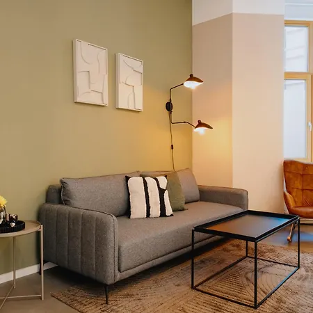 Homely - Historic Building, 3 Bedrooms, Mauerpark, Family & Business * Berlino