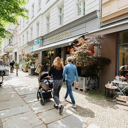 Homely - Historic Building, 3 Bedrooms, Mauerpark, Family & Business * Berlino