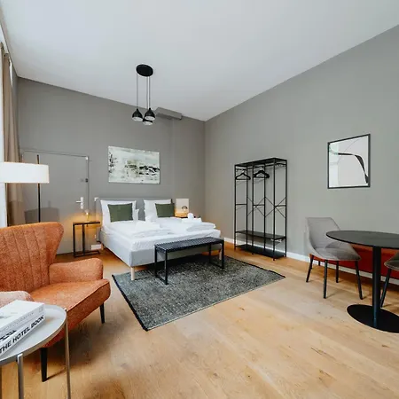 Homely - Historic Building, 3 Bedrooms, Mauerpark, Family & Business Apartment