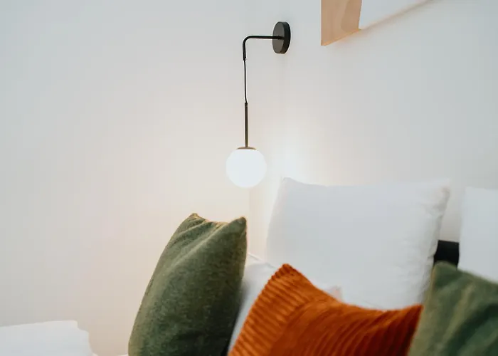 Homely - Historic Building, 3 Bedrooms, Mauerpark, Family & Business