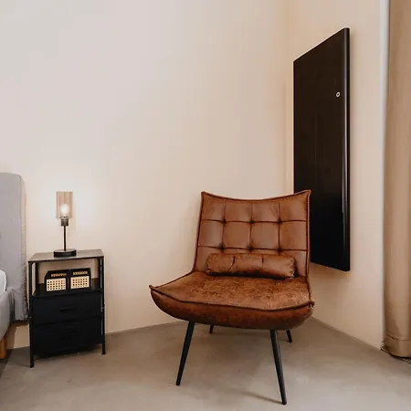 Homely - Historic Building, 3 Bedrooms, Mauerpark, Family & Business Berlin