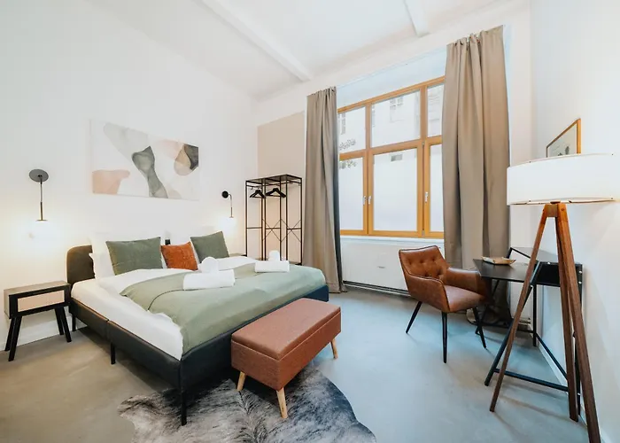 Daire Homely - Historic Building, 3 Bedrooms, Mauerpark, Family & Business