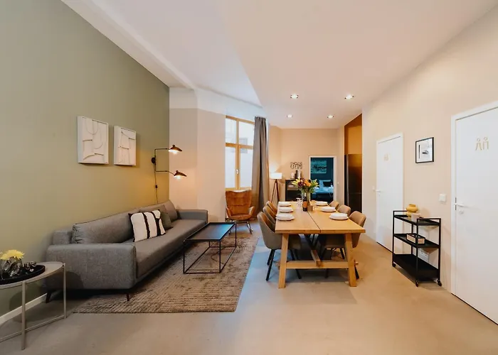 Homely - Historic Building, 3 Bedrooms, Mauerpark, Family & Business Berlin