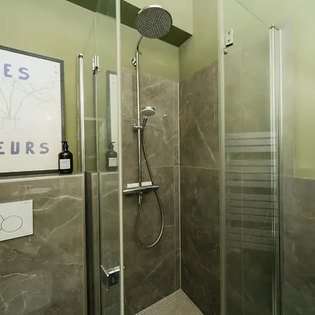 Homely - Historic Building, 3 Bedrooms, Mauerpark, Family & Business * Berlín