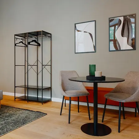 Homely - Historic Building, 3 Bedrooms, Mauerpark, Family & Business Berlín