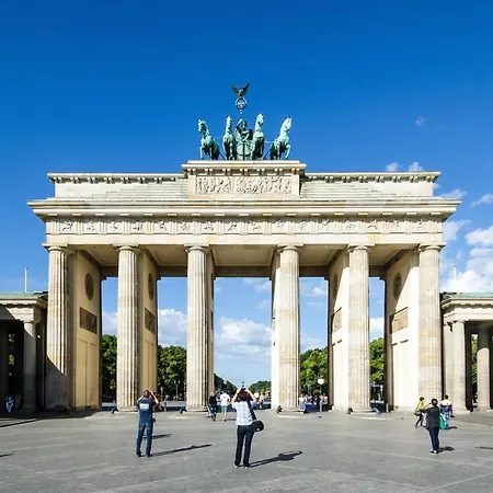 Homely - Historic Building, 3 Bedrooms, Mauerpark, Family & Business Apartament *