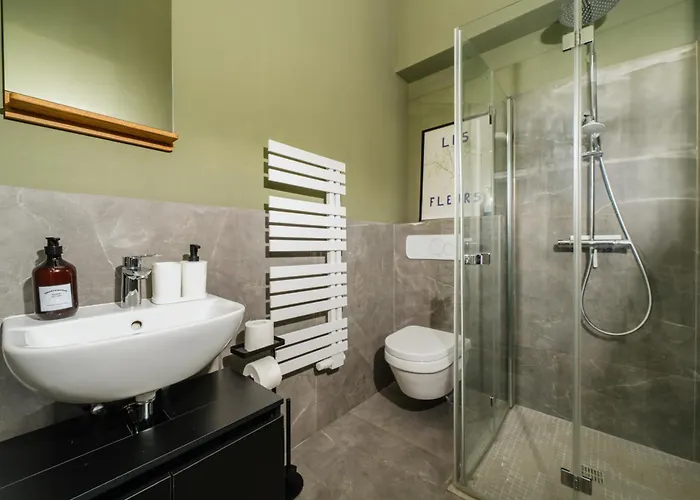 Homely - Historic Building, 3 Bedrooms, Mauerpark, Family & Business Berlín