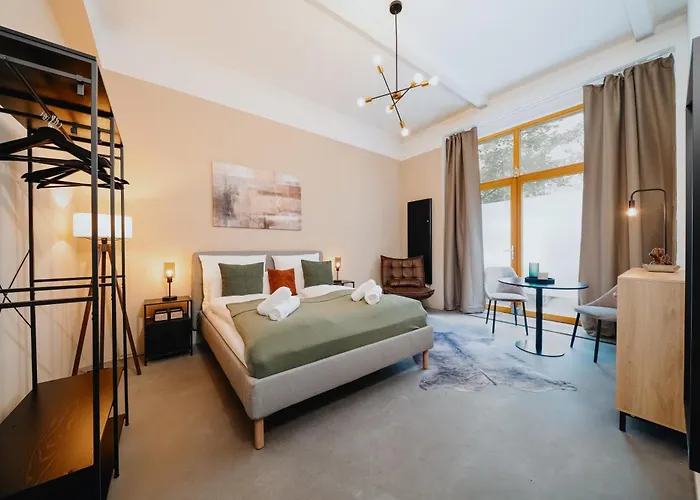 Homely - Historic Building, 3 Bedrooms, Mauerpark, Family & Business Apartament