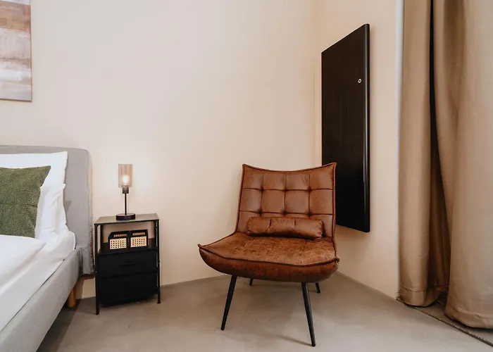 Homely - Historic Building, 3 Bedrooms, Mauerpark, Family & Business Berlin