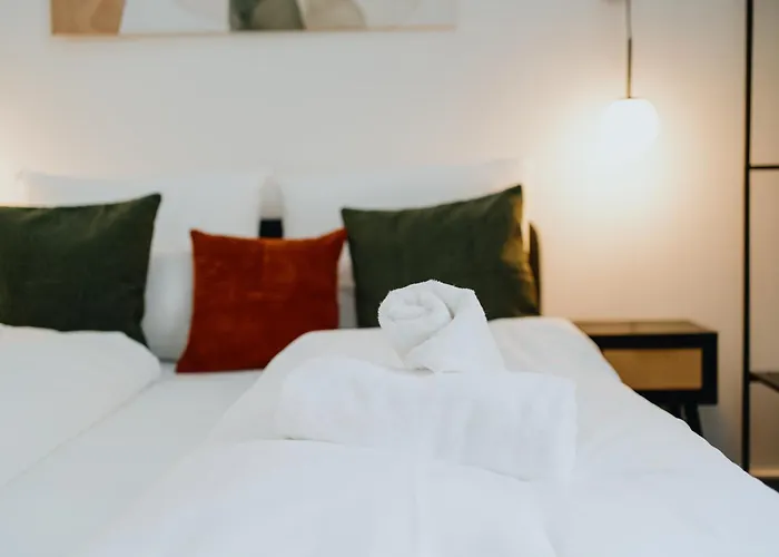 Homely - Historic Building, 3 Bedrooms, Mauerpark, Family & Business Apartament