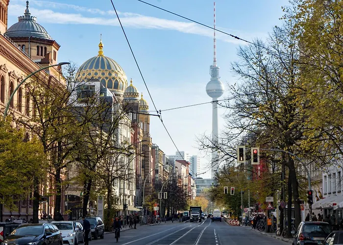 Homely - Historic Building, 3 Bedrooms, Mauerpark, Family & Business Apartament Berlin